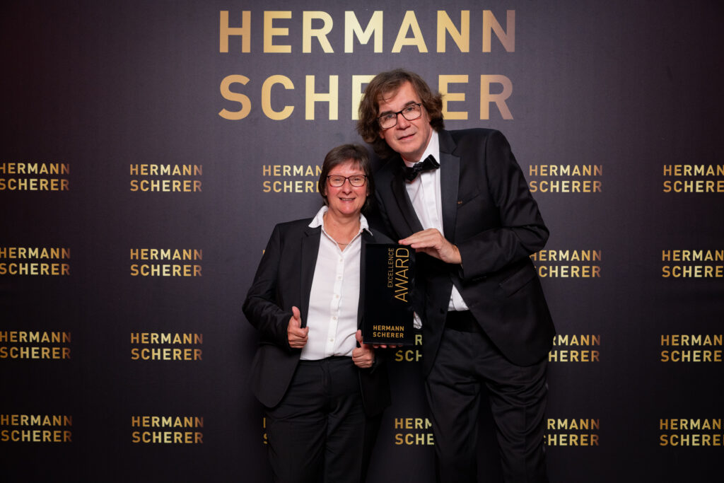 Petra Borchardt erhält einen Excellence Award beim Hermann-Scherer-Speaker-Slam